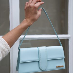 Jacquemus long bambino schoudertas in lichtblauw leer