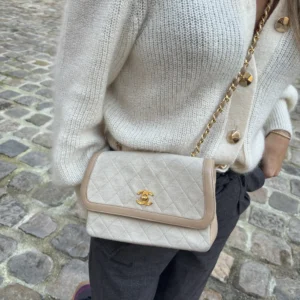 Chanel beige contrast trim tas