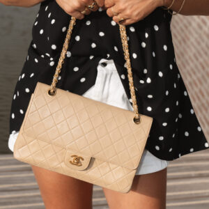 vintage Chanel classic flap tas beige huren